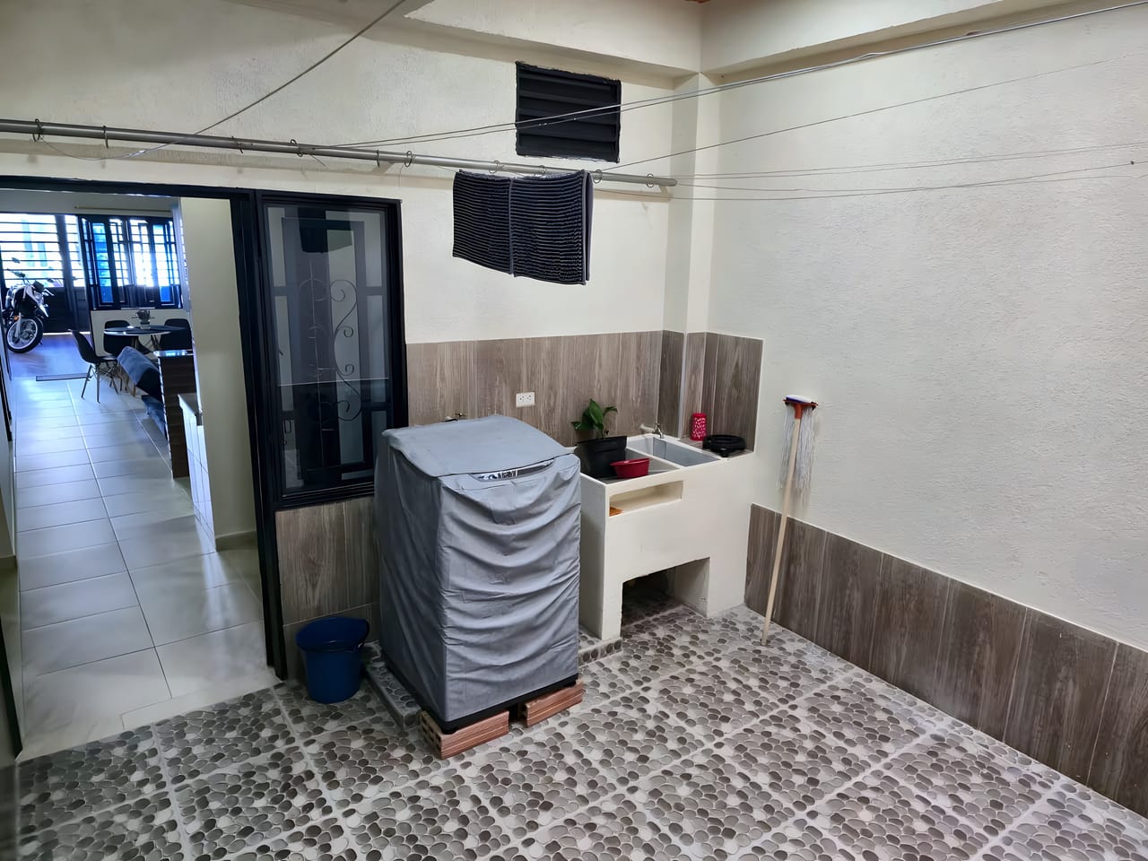 Zona de ropas con lavadora