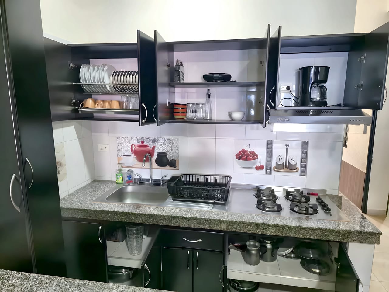 Cocina con vajilla y cafetera