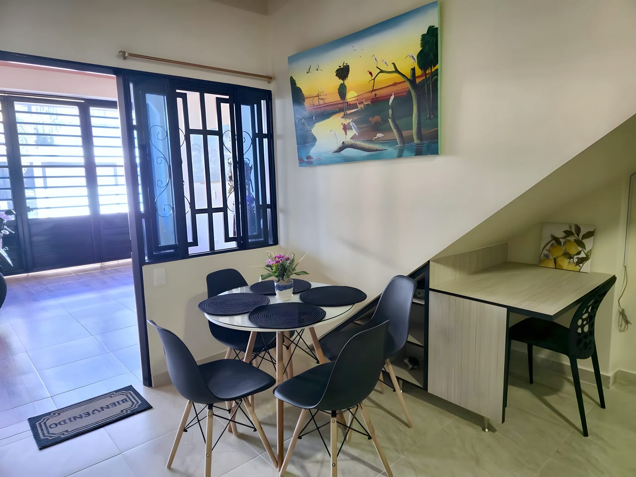 Comedor junto al ventanal