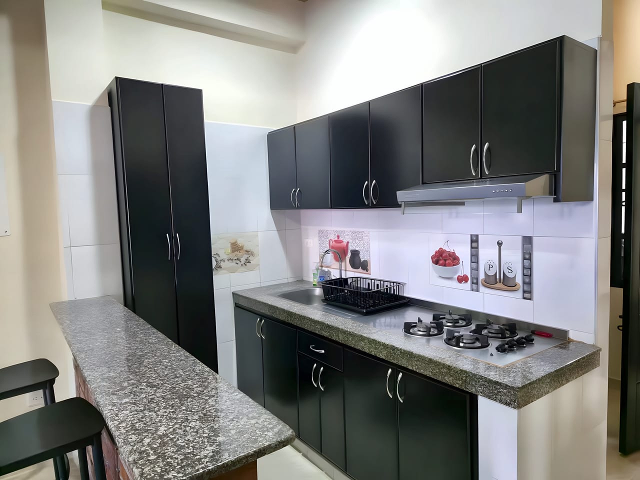 Cocina con estufa y alacenas