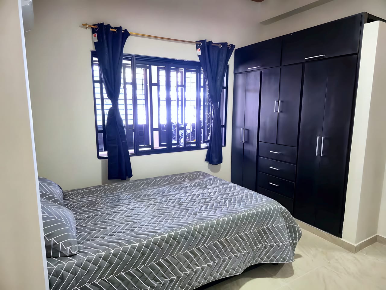 Habitación con ventana y clóset