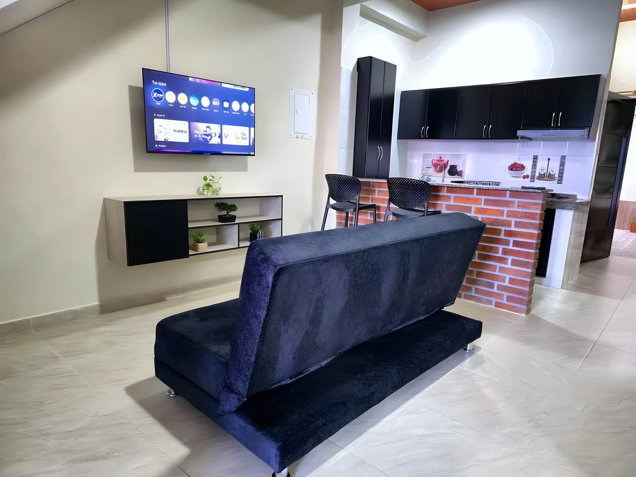 Sala con sofá y televisor