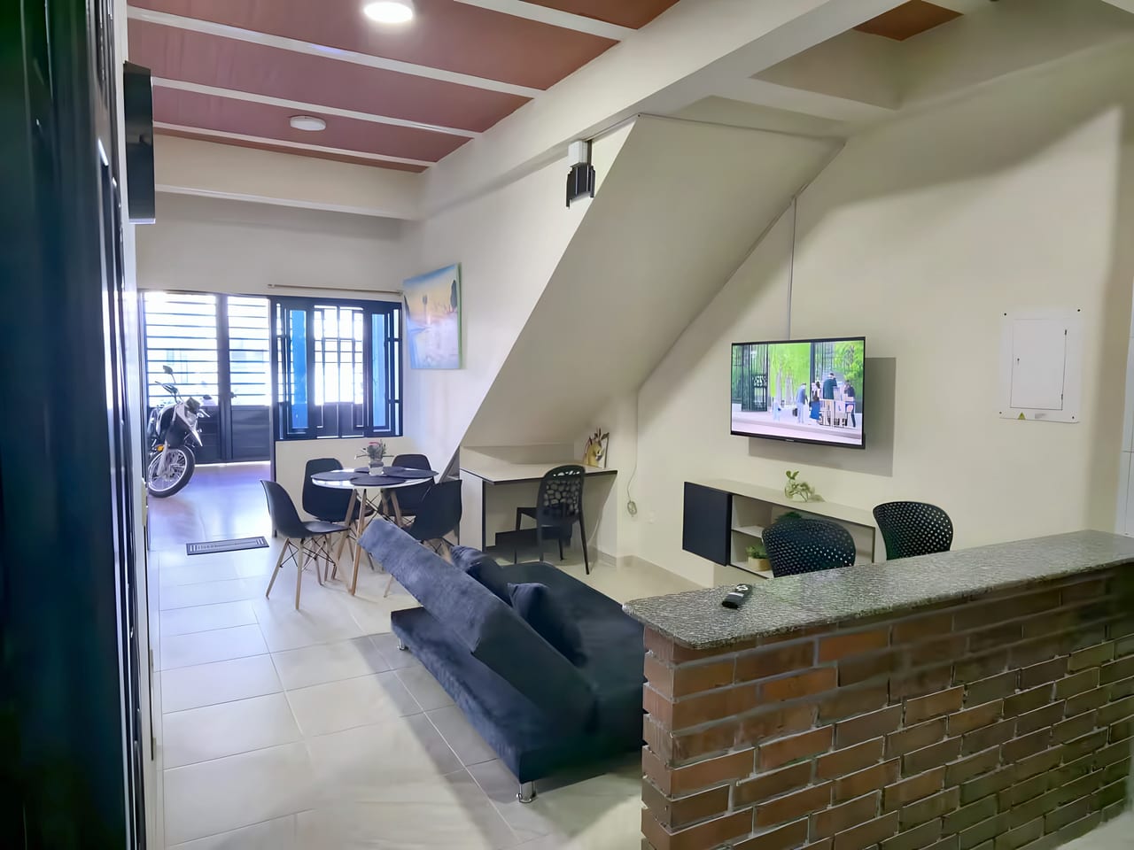 Vista general: sala, comedor y cocina abierta
