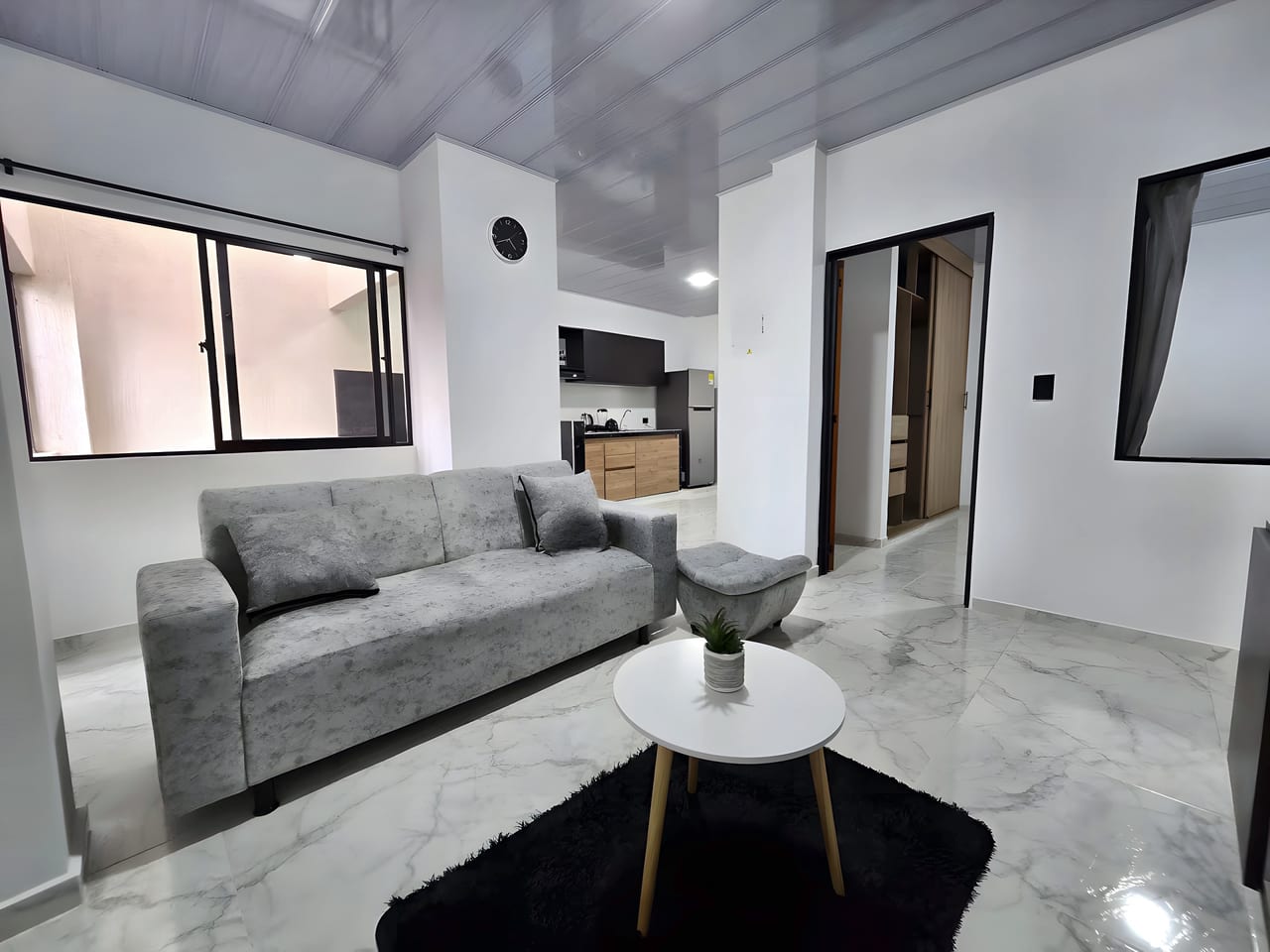 Sofá y mesa de centro
