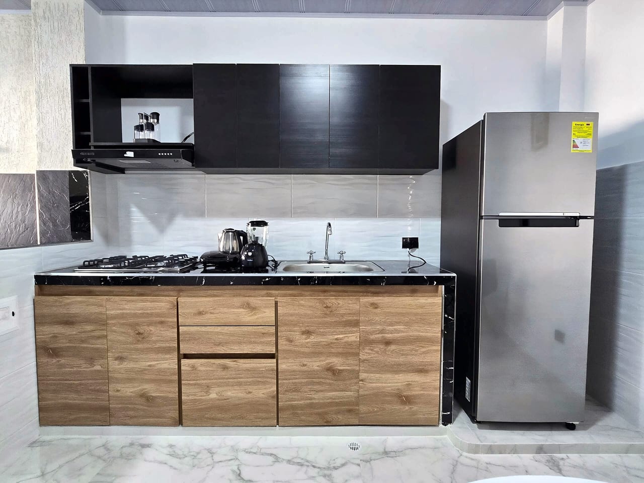 Cocina con nevera