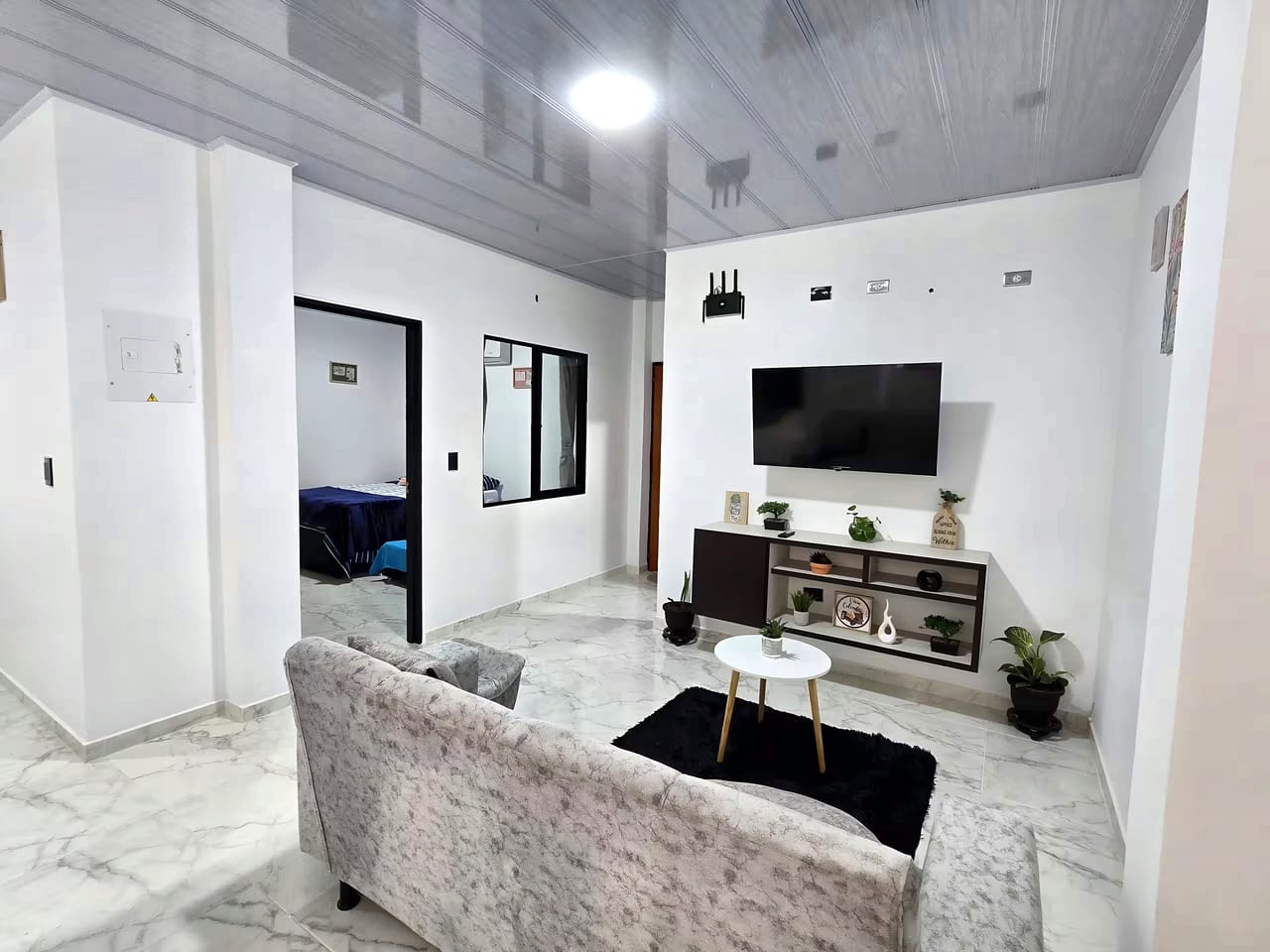 Sala con sofá y smart TV