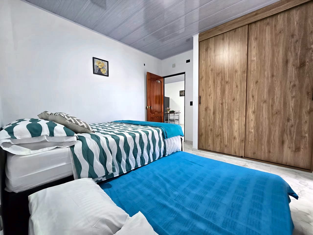 Habitación con dos camas y clóset amplio