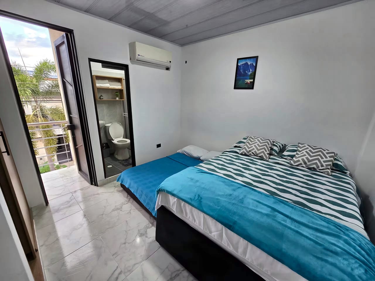 Habitación principal con baño y aire acondicionado
