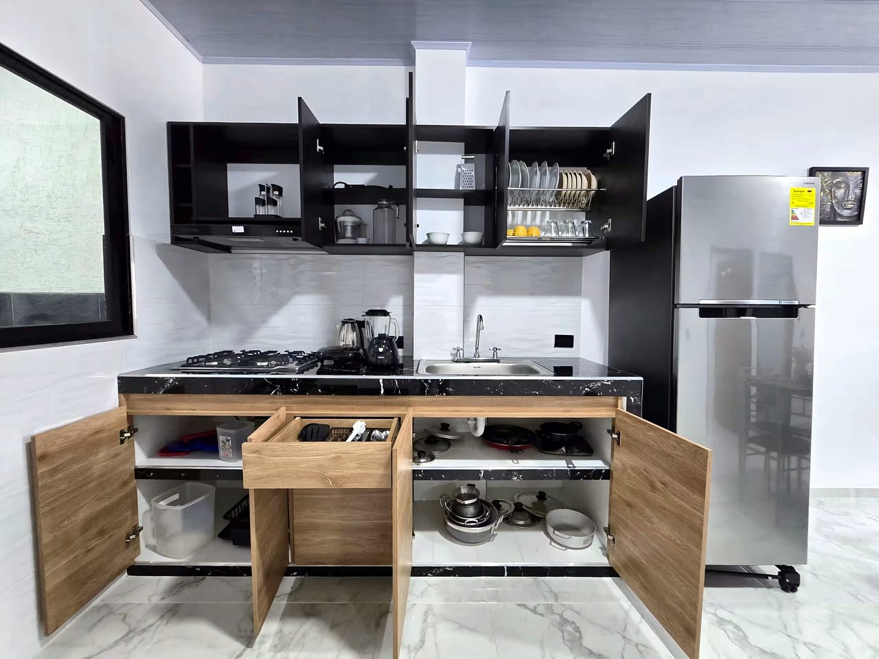 Cocina con utensilios y vajilla