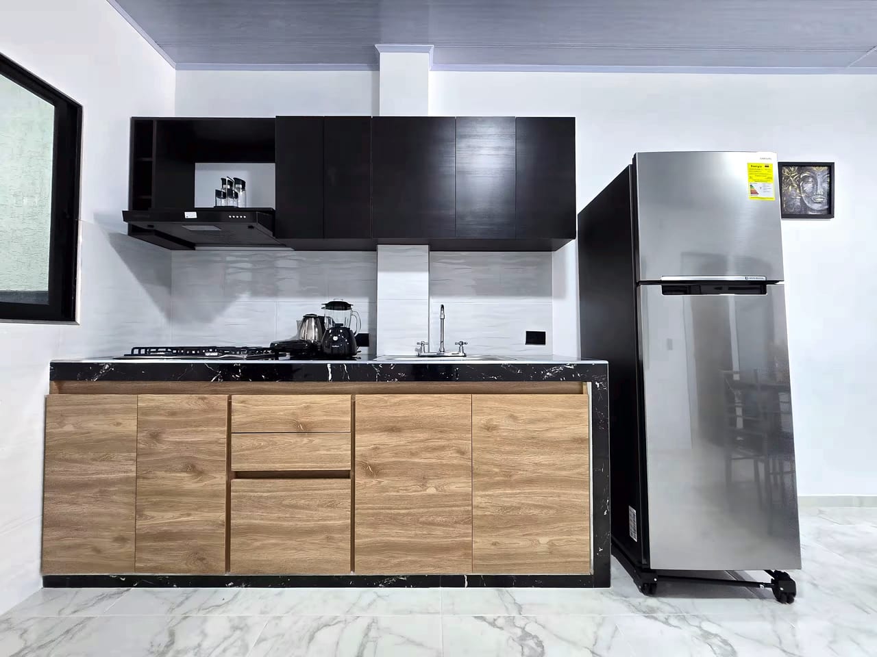Cocina equipada con nevera